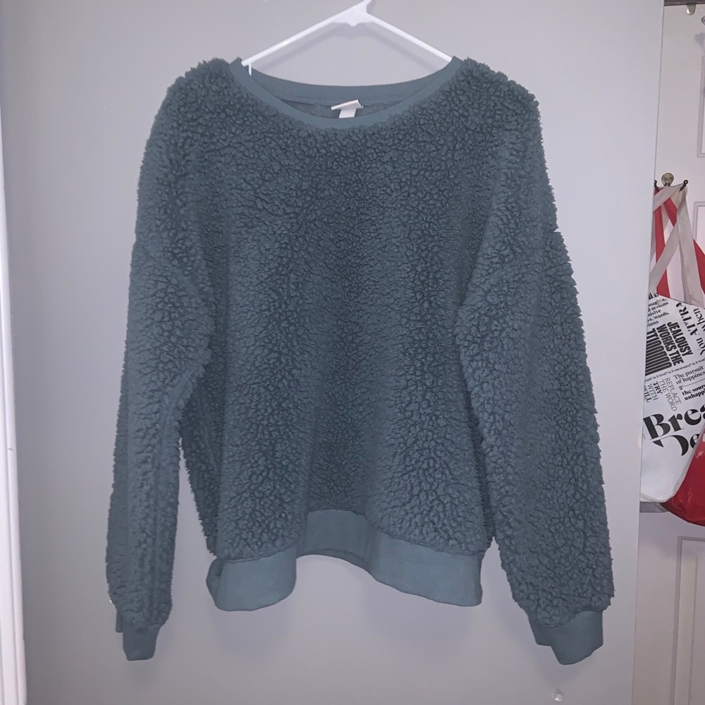 dark green/blue fluffy sweatshirt cropped